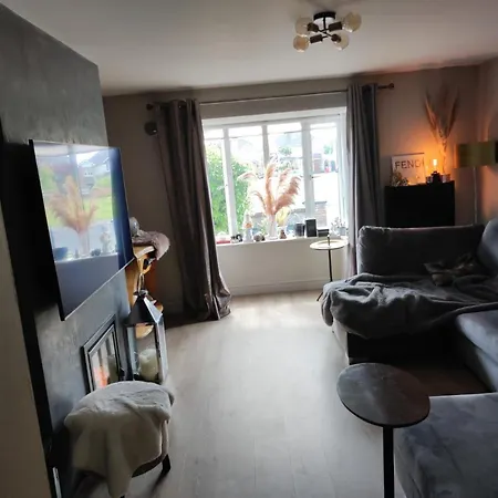 Stylish Three Bed House Close To Apartament *