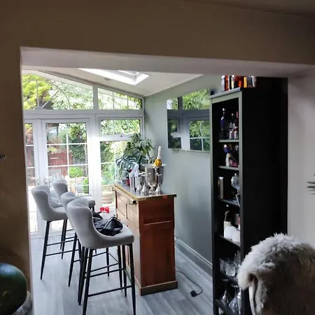 Stylish Three Bed House Close To *